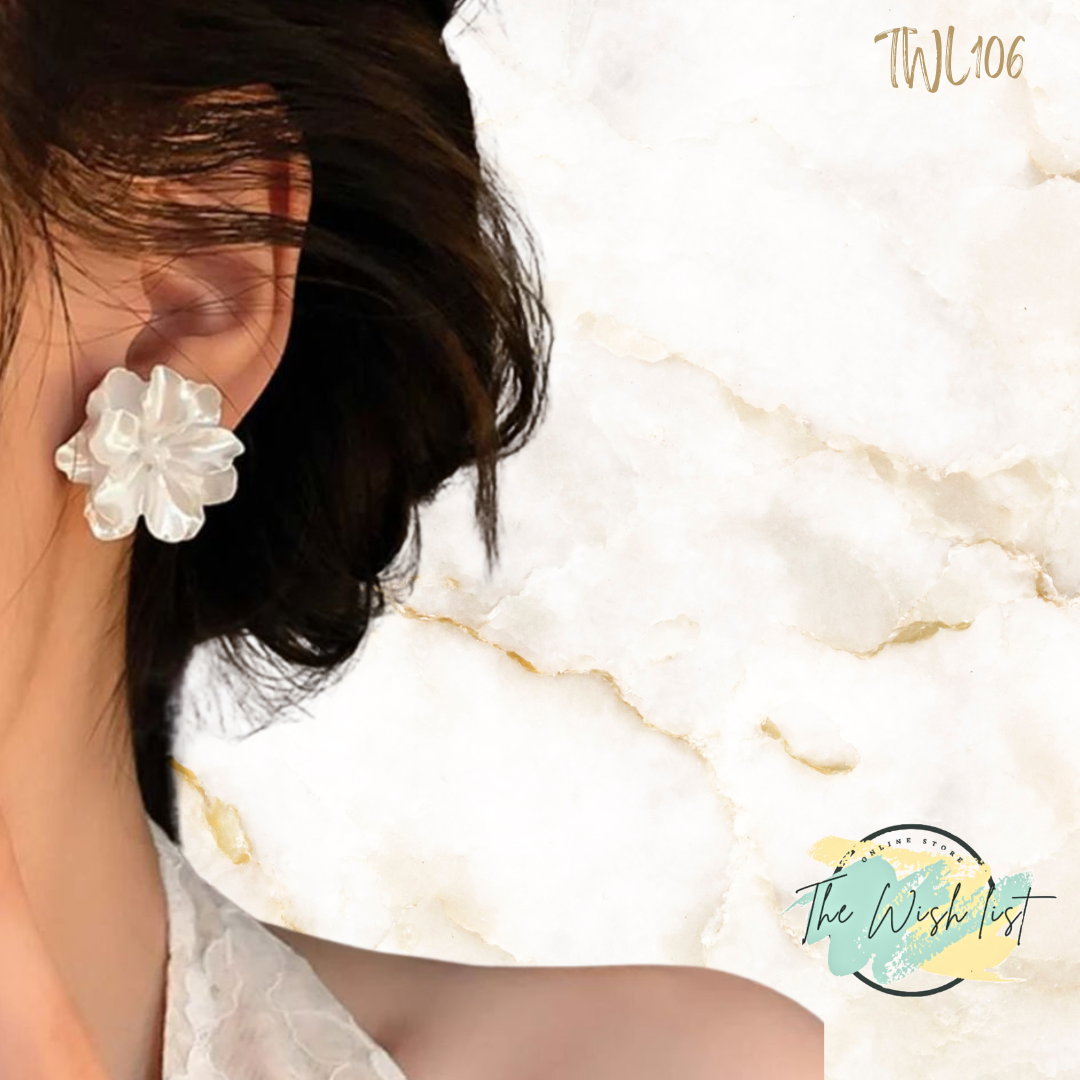 White Flower Polyresin stud earrings