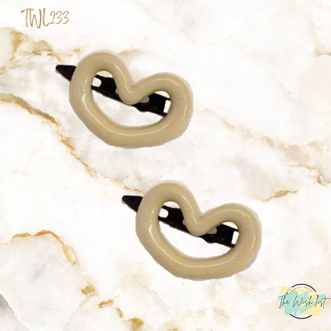 2Pce Plastic Heart shape hair clips for everyday use