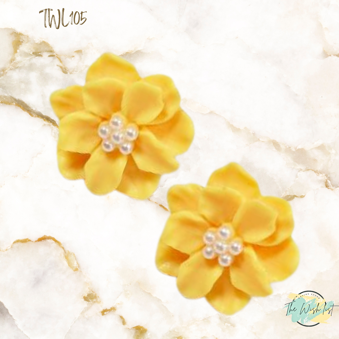 Faux Pearl Flower Design Stud earrings