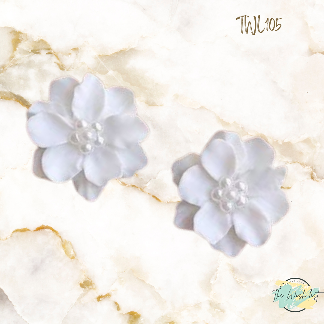 Faux Pearl Flower Design Stud earrings