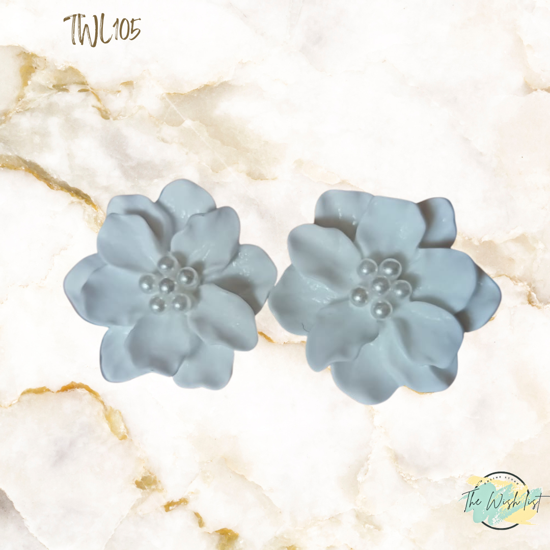 Faux Pearl Flower Design Stud earrings