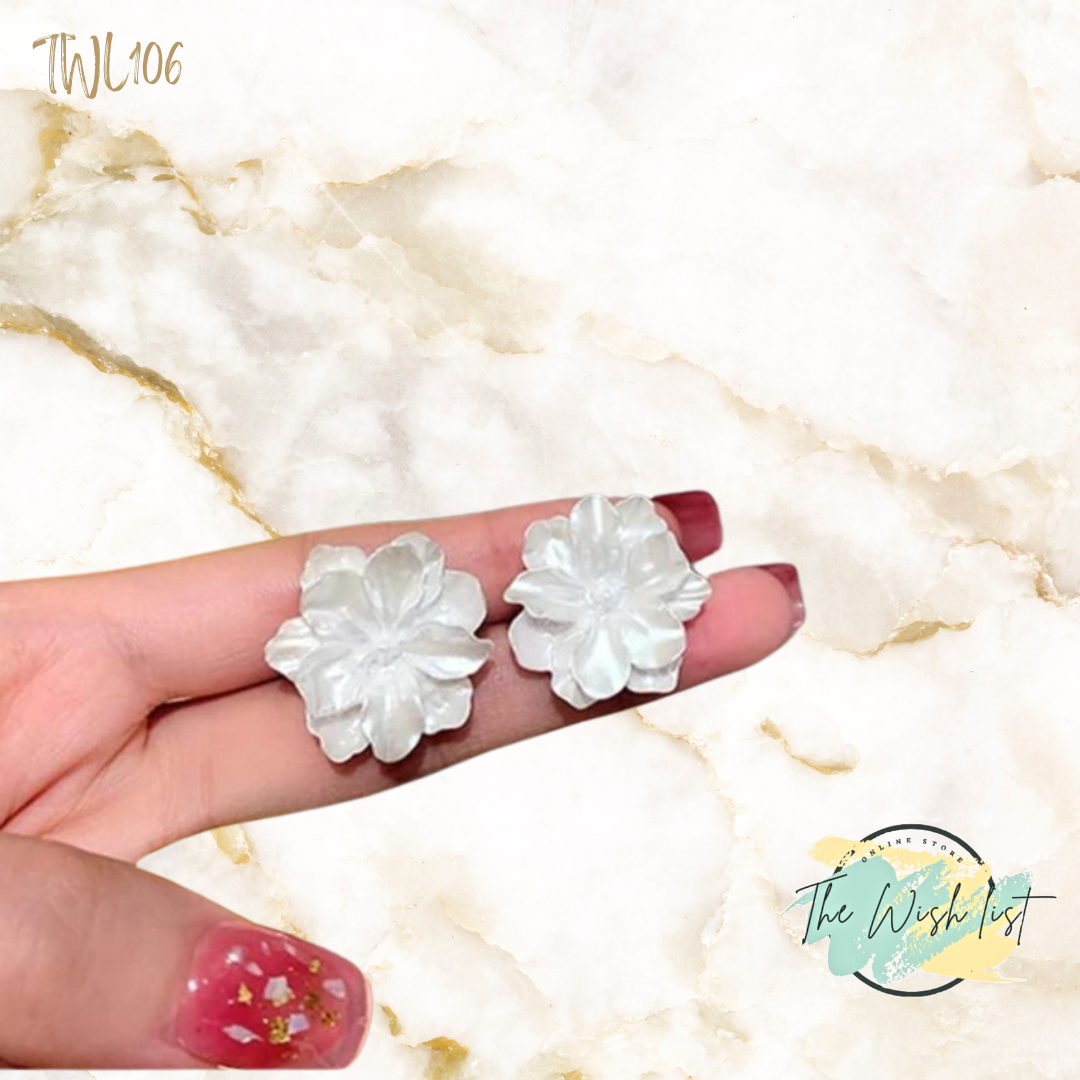White Flower  Polyresin stud earrings
