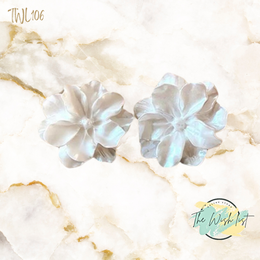 White Flower  Polyresin stud earrings