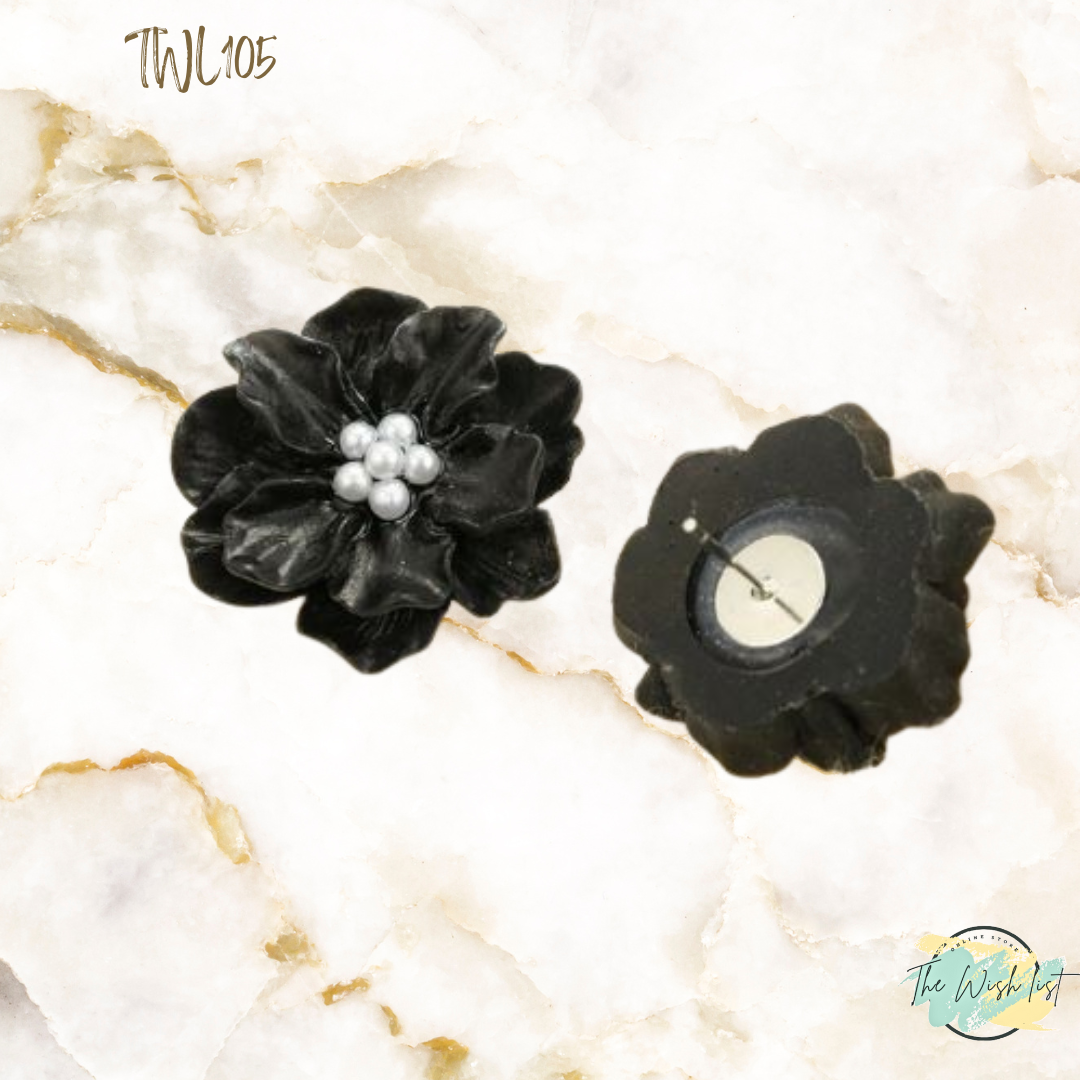 Faux Pearl Flower Design Stud earrings